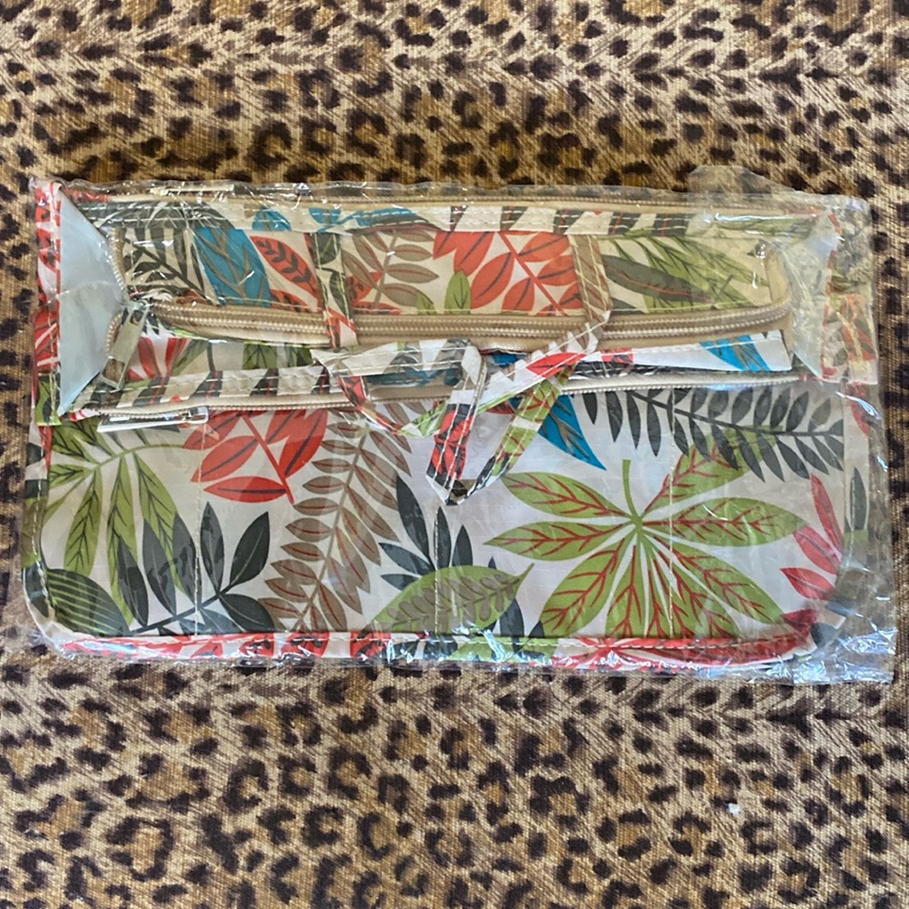 COPY - Cool multi compartment organizer bag! Pretty colors and patterns . Great…